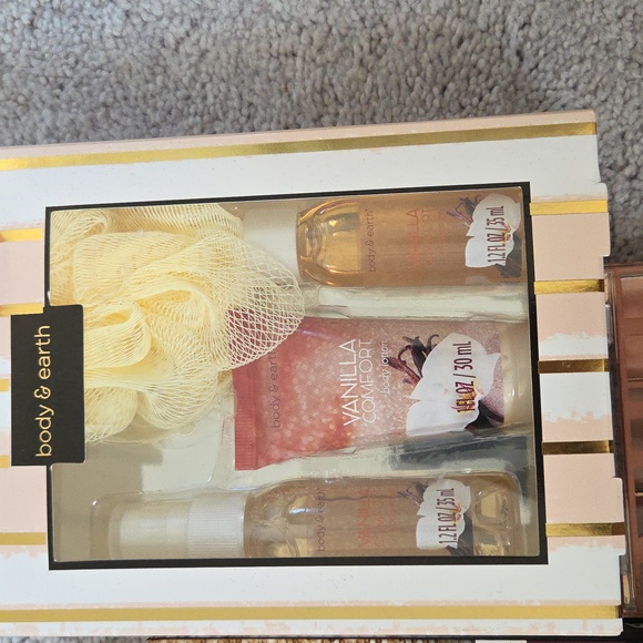 Makeup/ lotion bundle - Picture 4 of 4